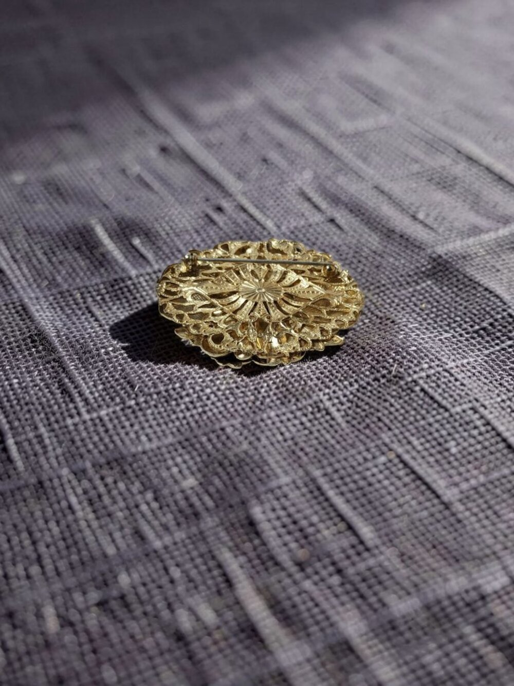 Vintage Goldtone Large 4 Layer Brooch Pin with Feather, Oak Leaves, and Berries, - Picture 11 of 16